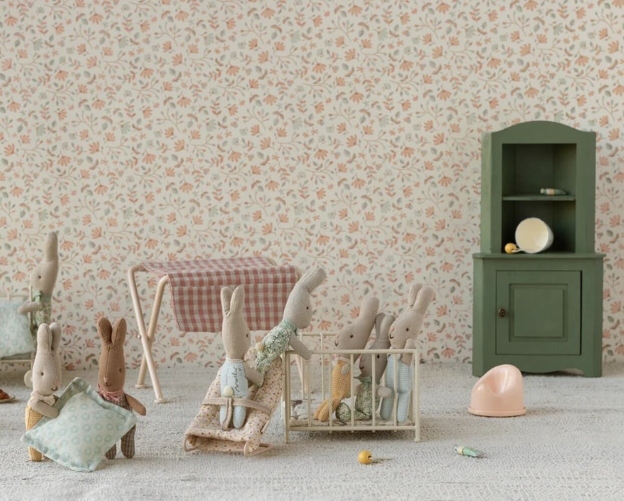 Maileg Muizen Houten hoekkast donker groen Maileg Muizen Houten hoekkast donker groen