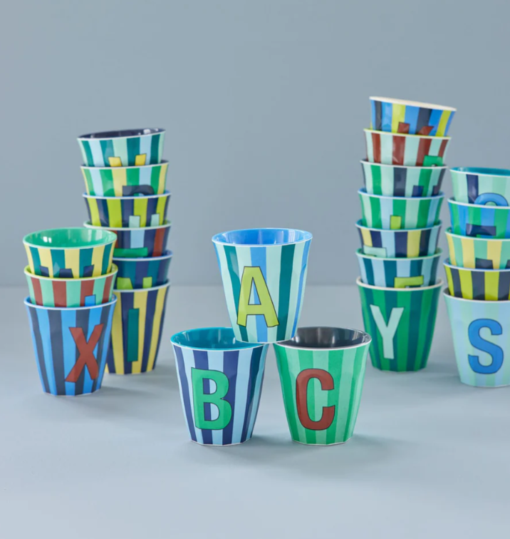 Alfabet Bekers van Rice: Een persoonlijk cadeautje Alfabet Bekers van Rice: Een persoonlijk cadeautje