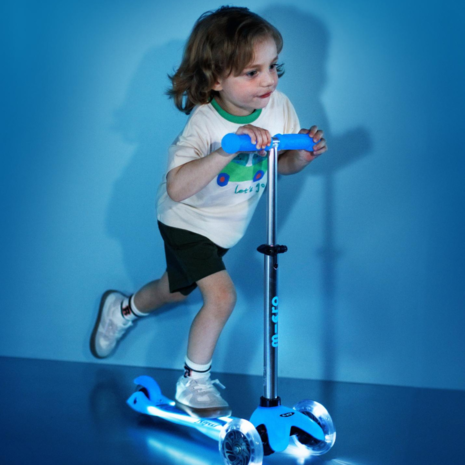 Micro Step Mini Deluxe Glow LED Plus Arctic Blauw Micro Step Mini Deluxe Glow LED Plus Arctic Blauw