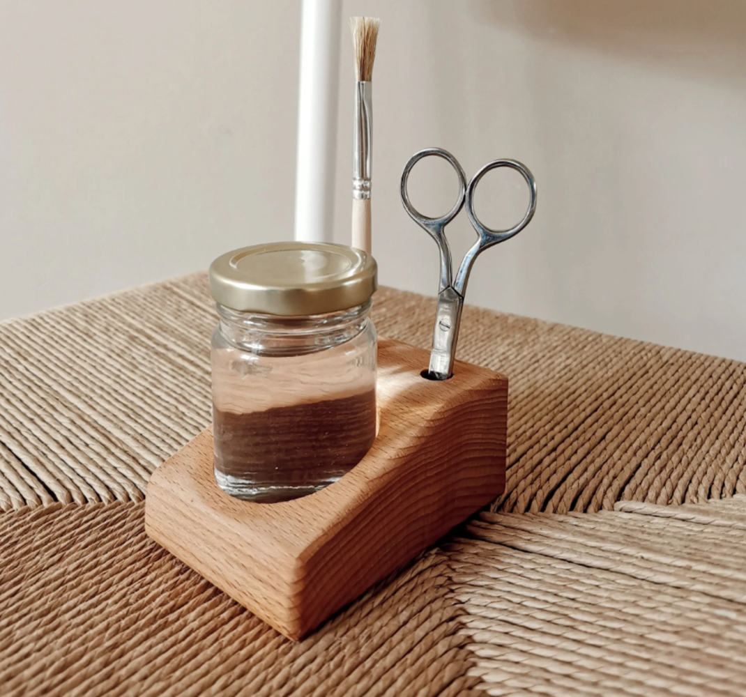 Grennn Lijmpothouder beuken incl. potje, kwastje en schaartje Grennn Lijmpothouder beuken incl. potje, kwastje en schaartje