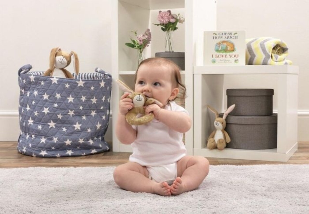 Raad eens.... Hazeltje Pluche Ringrammelaar Raad eens.... Hazeltje Pluche Ringrammelaar