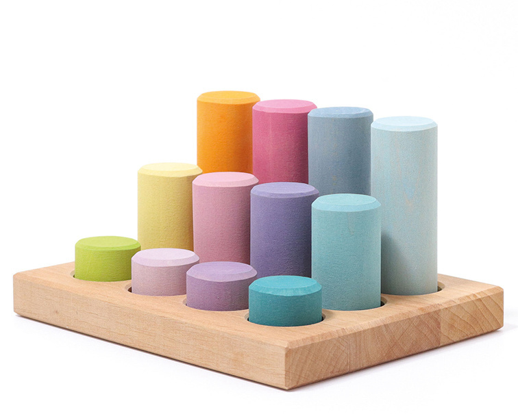 Stapel- en sorteerspel pastel rollers in sorteerbord afbeelding