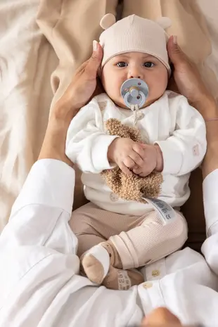 Feetje Babykleding Mutsje Rib Honey Bear Zand