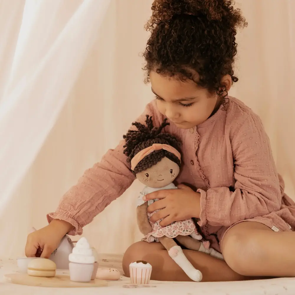 Little Dutch De Little Dutch Knuffelpop Evi knuffel is een zachte en lieve knuffelvriend, perfect voor spelen, troost en knuffelmomenten.