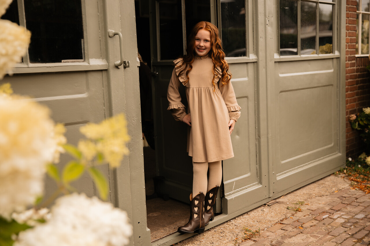 The littlecuties Jurk Delphine Rib Beige The littlecuties Jurk Delphine Rib Beige