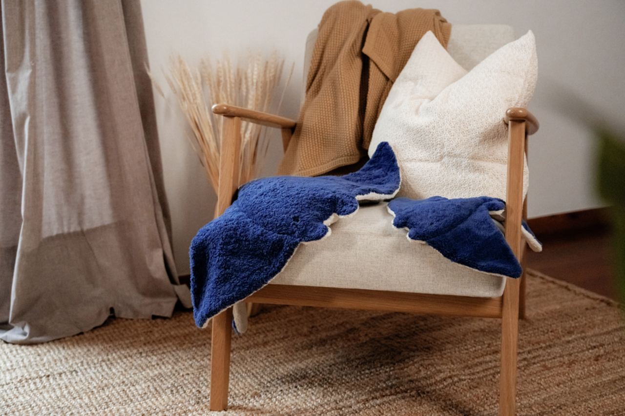 Senger Naturwelt Warmte Knuffel Manta Large - Blauw Senger Naturwelt Warmte Knuffel Manta Large - Blauw