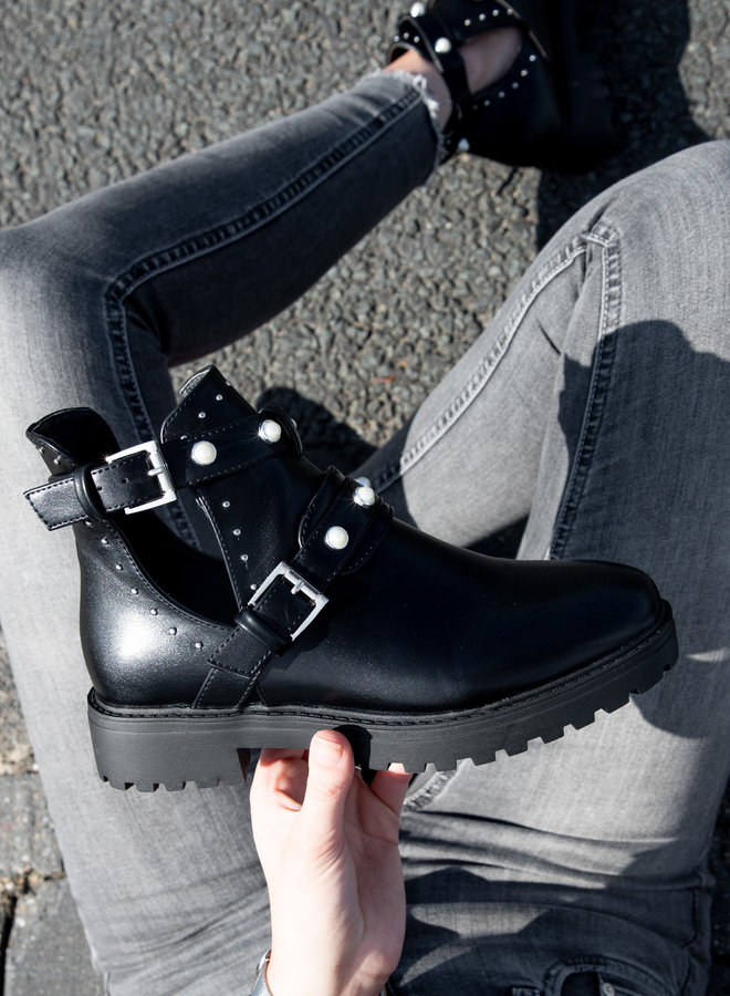 Parel boots cut out