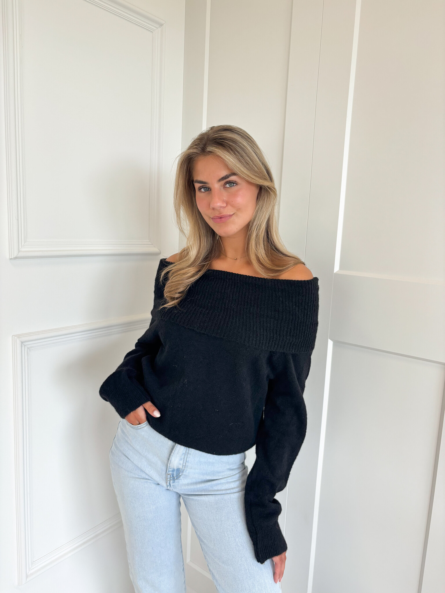 Off shoulder trui Selena zwart I Trui open schouders Famous Store
