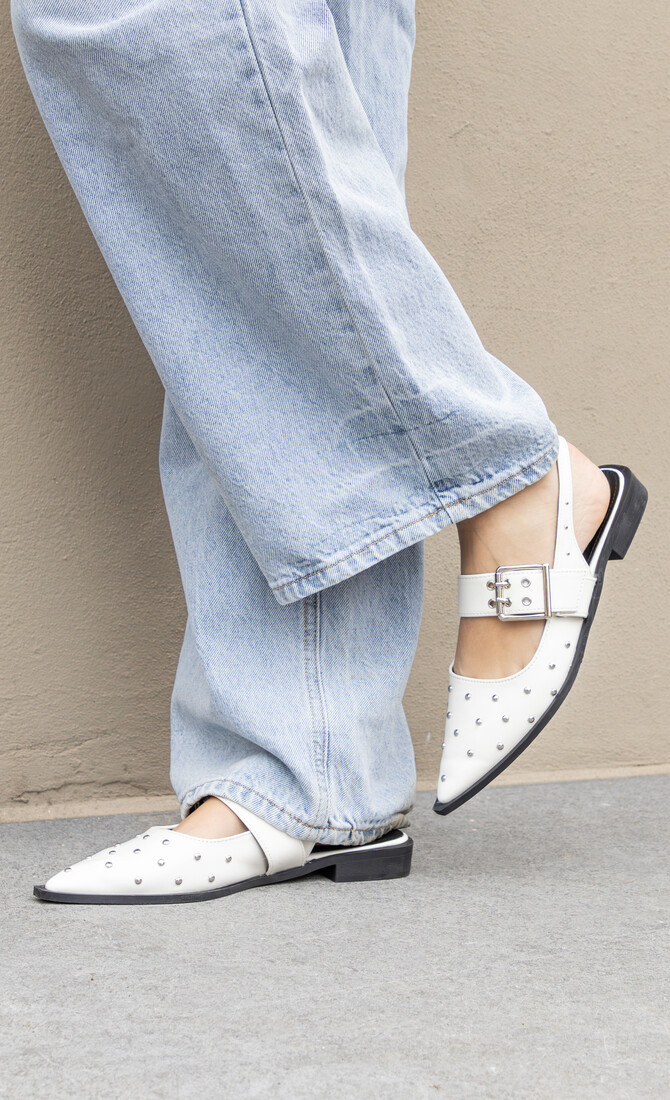 Puntige loafers studs wit
