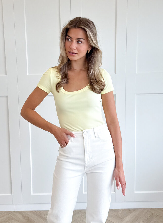 Basic top Claire geel