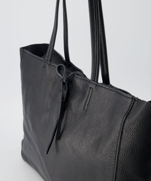 Nola - Classic Grain - Shoulder bags - Black - D28 - Silver