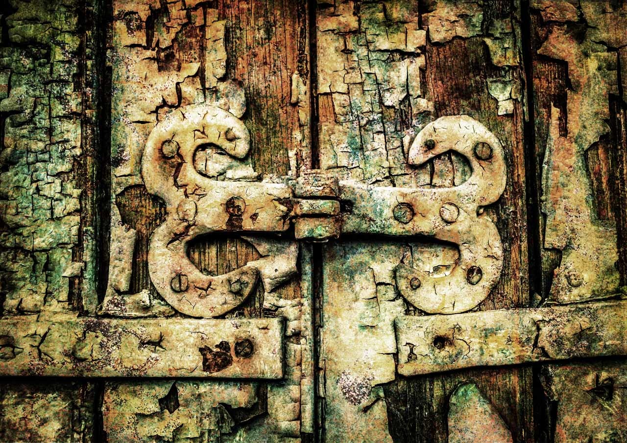 Decoupage Queen Cracked Hinges