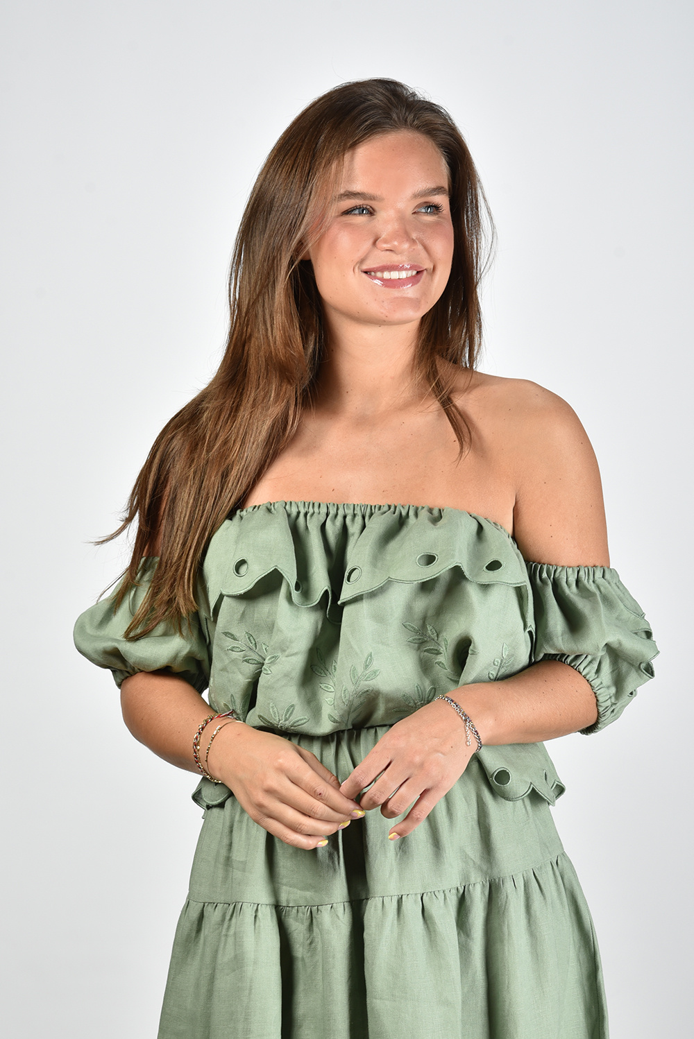 Sage Ivy top Daisy off shoulder met broderie details groen