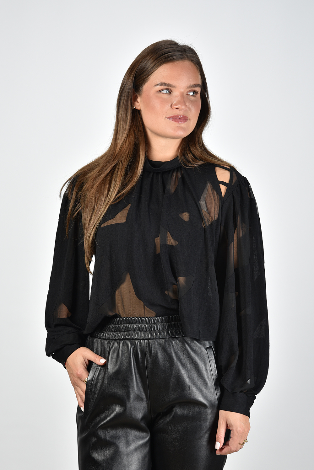 IRO semi transparante top Soana met cut out details zwart Marjon Snieders