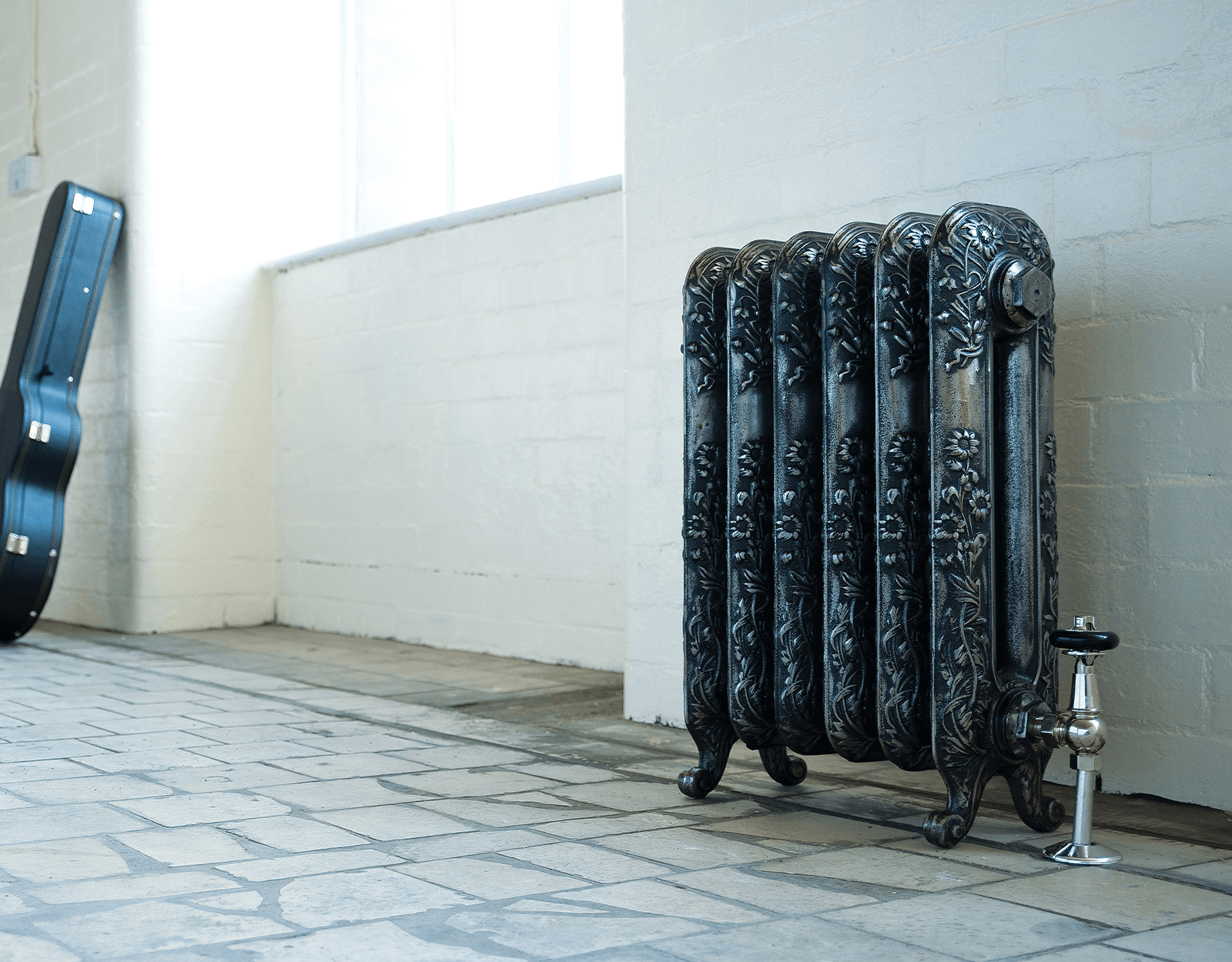 hervorming Ongeldig Vergelijken Nostalgische gietijzeren radiator met bloemmotief Daisy 597/2 -  TheClassicHouse - de klassieke badkamer en keuken specialist