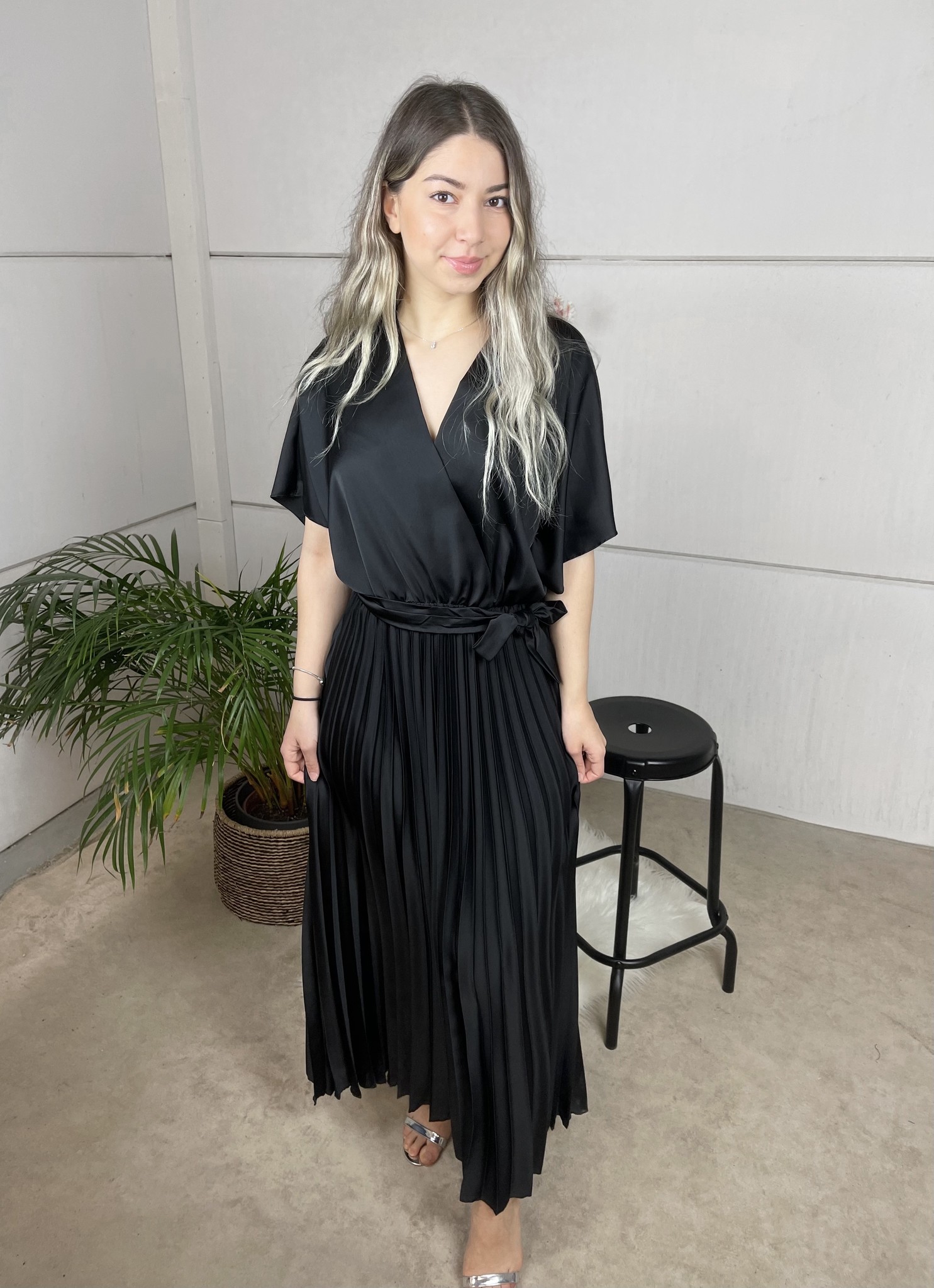 Satijnen jurk met plooien - zwart - Nina Niki