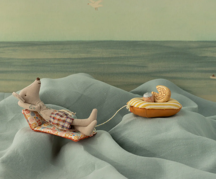 Beach Mouse with Air Mattress, Dad - Flower - Maileg-2