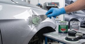 Plamuur voor de auto: Welke soort kies je voor welke deuk of kras?