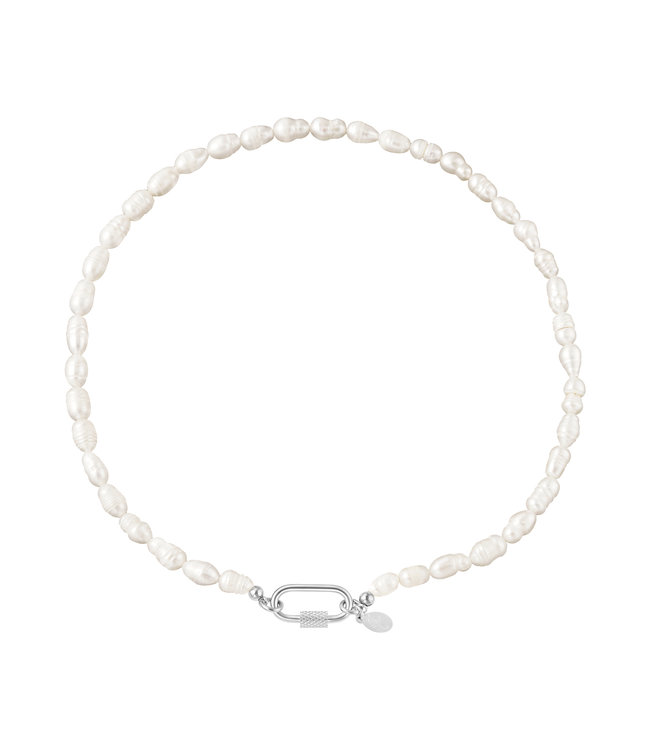 Pearl Ovale Closure Necklace