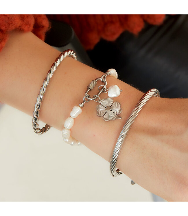 Pearl Ovale Closure Bracelet