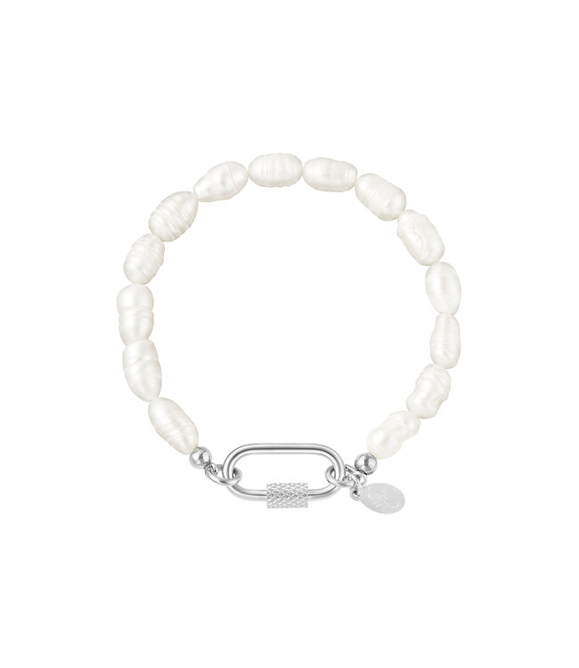 Pearl Ovale Closure Bracelet