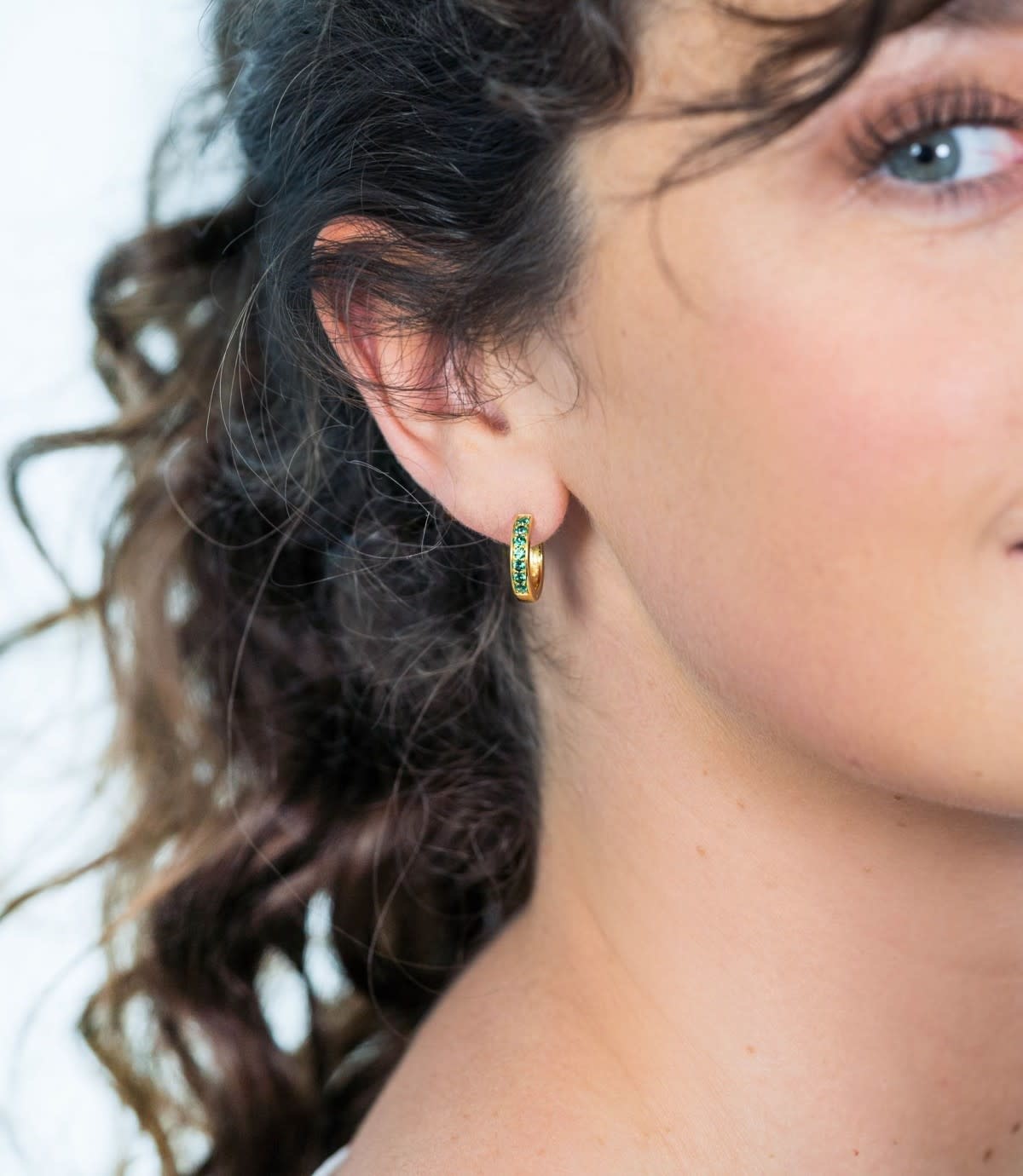 Zinzi Geel vergulde zilveren oorbellen - Ring 15 x 3 mm (CZ Groen) ZIO191GG