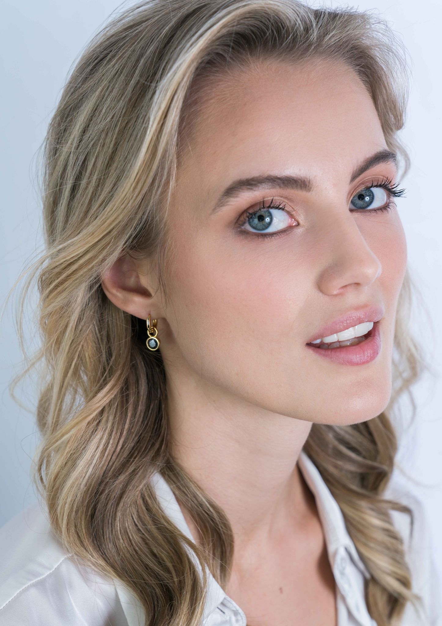 Zinzi Geel vergulde zilveren oorbedels - Rond (KS Zwart) ZICH1486YZ