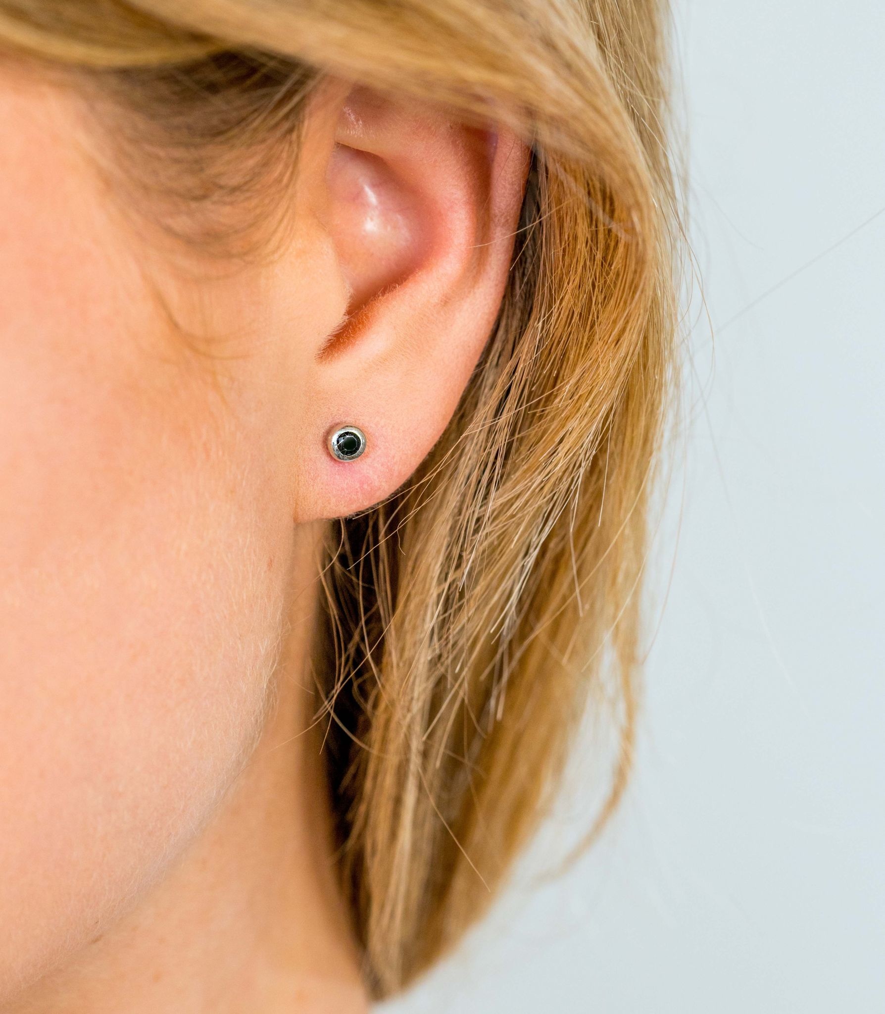 Zinzi Zilveren oorbellen - Rond (CZ Zwart) ZIO1177Z