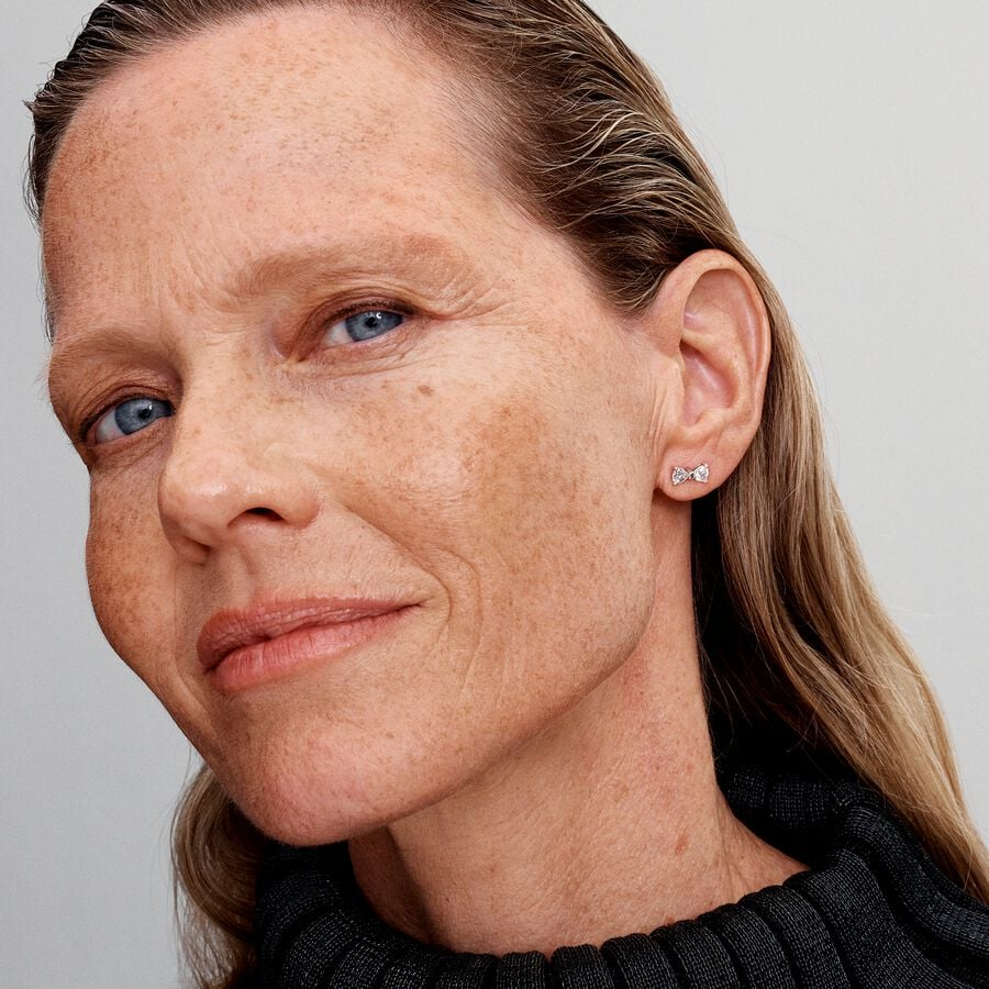 Pandora Sprankelende oorknopjes met kleine strik 293542C01