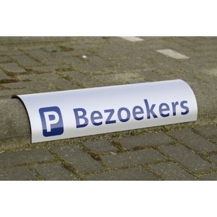 Parkeerbord biggenrug met eigen tekst over betonrand