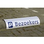 Parkeerbord biggenrug met logo over betonrand