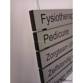 Hangendebordjes  Systeem U panelen  12.4 x 60 cm en tekst  maatwerk