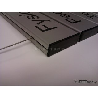 Hangendebordjes  Systeem U panelen  12.4 x 60 cm en tekst  maatwerk