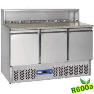 Diamond Stół do pizzy 3-drzwiowy 380 L, z blatem granitowym i szklaną nadstawą 8 x GN 1/6, agregat na dole Diamond Stół do pizzy 3-drzwiowy 380 L, z blatem granitowym i szklaną nadstawą 8 x GN 1/6, agregat na dole