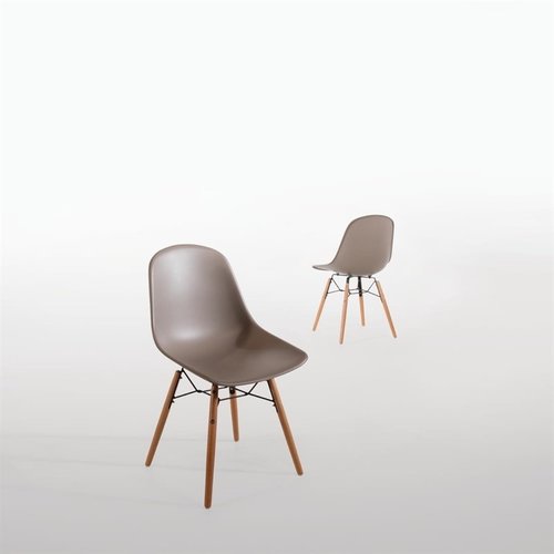 Bolero Brown Polypropylene Chair with Wooden Legs (Pack of 2) Bolero Brown Polypropylene Chair with Wooden Legs (Pack of 2)