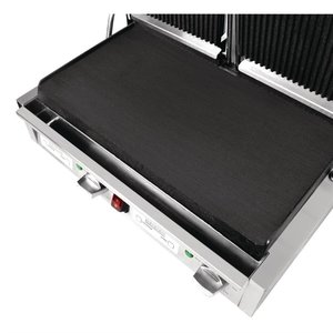 Buffalo Double Cast Iron Contact Grill, Smooth Bottom Plate, Top Grooved, 2x 210 x 226 mm, 2,9 kW Buffalo Double Cast Iron Contact Grill, Smooth Bottom Plate, Top Grooved, 2x 210 x 226 mm, 2,9 kW