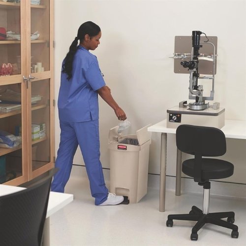 Rubbermaid 30 L Beige Polyethylene Resin Pedal Bin, Lift Lid Rubbermaid 30 L Beige Polyethylene Resin Pedal Bin, Lift Lid