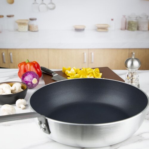 Vogue Patelnia aluminiowa z powłoką nieprzywierającą 3.6 L, Ø319 mm, Vogue Teflon Platinum Plus HT989 Vogue Patelnia aluminiowa z powłoką nieprzywierającą 3.6 L, Ø319 mm, Vogue Teflon Platinum Plus HT989