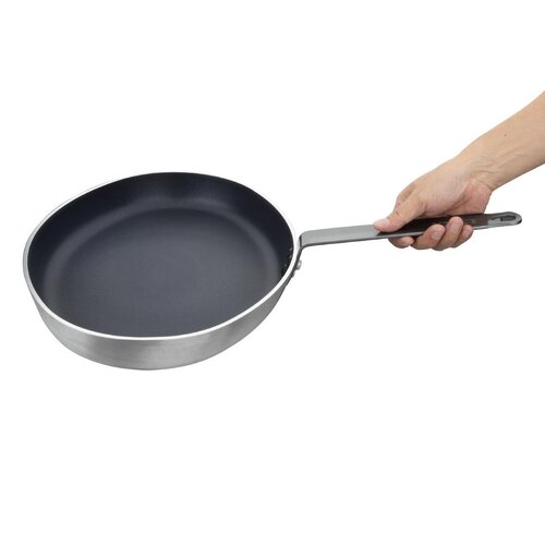 Vogue Patelnia aluminiowa z powłoką nieprzywierającą 3.2 L, Ø400 mm, Vogue Teflon Platinum Plus HT992 Vogue Patelnia aluminiowa z powłoką nieprzywierającą 3.2 L, Ø400 mm, Vogue Teflon Platinum Plus HT992
