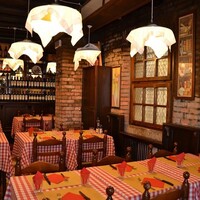 Nie przesadzaj z  dekoracjami! Jak zadbać o wygląd stolika, który nie będzie przeszkadzał w jedzeniu?