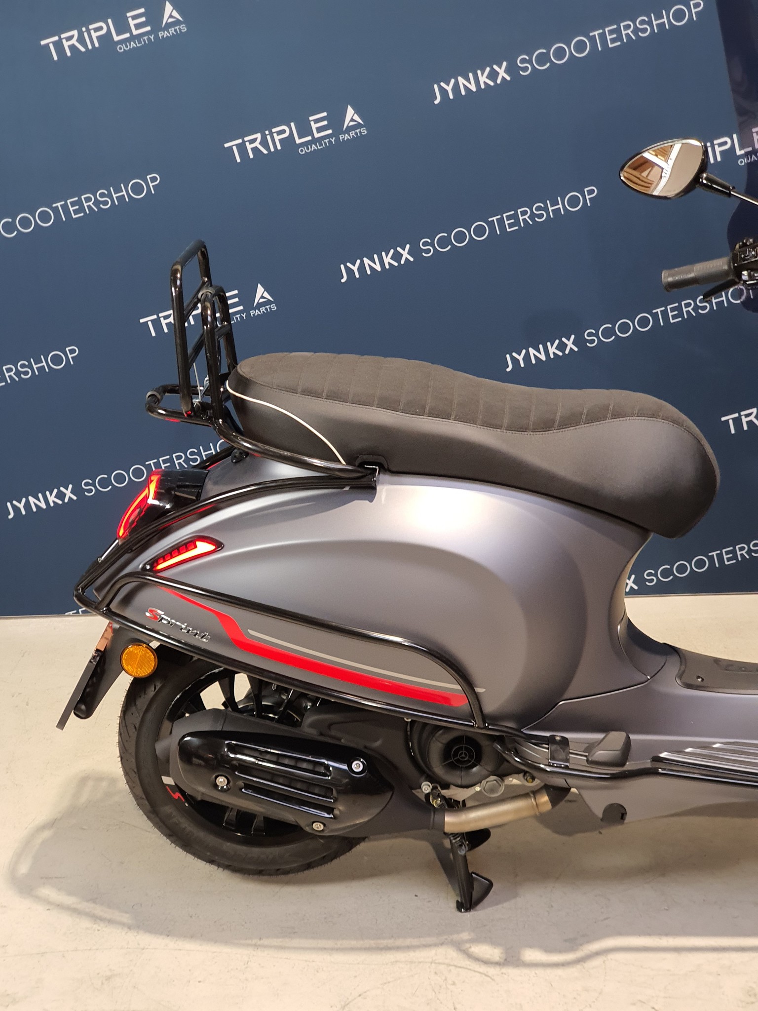 Vespa Sprint S 2022 E5 Grigio titanio / mat grijs NIEUW
