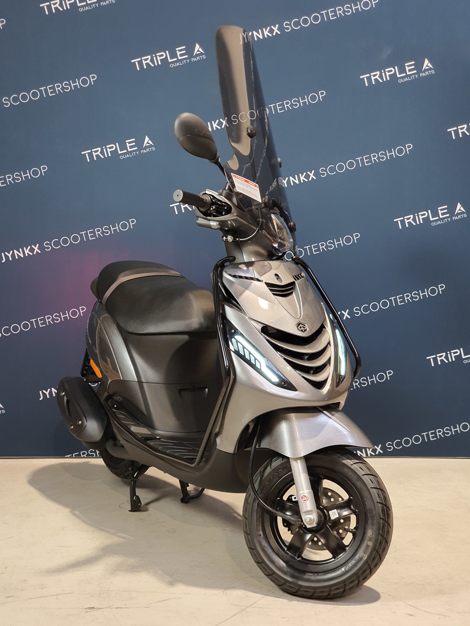 Piaggio Zip 2022 E5 Mercedes AMG grijs custom NIEUW 0km