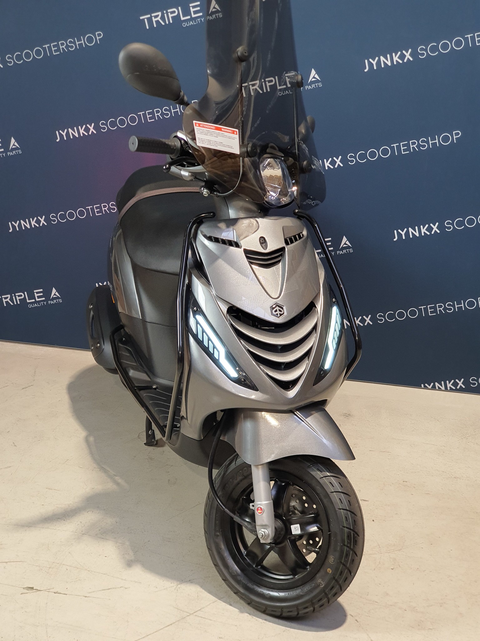 Piaggio Zip 2022 E5 Mercedes AMG grijs custom NIEUW 0km