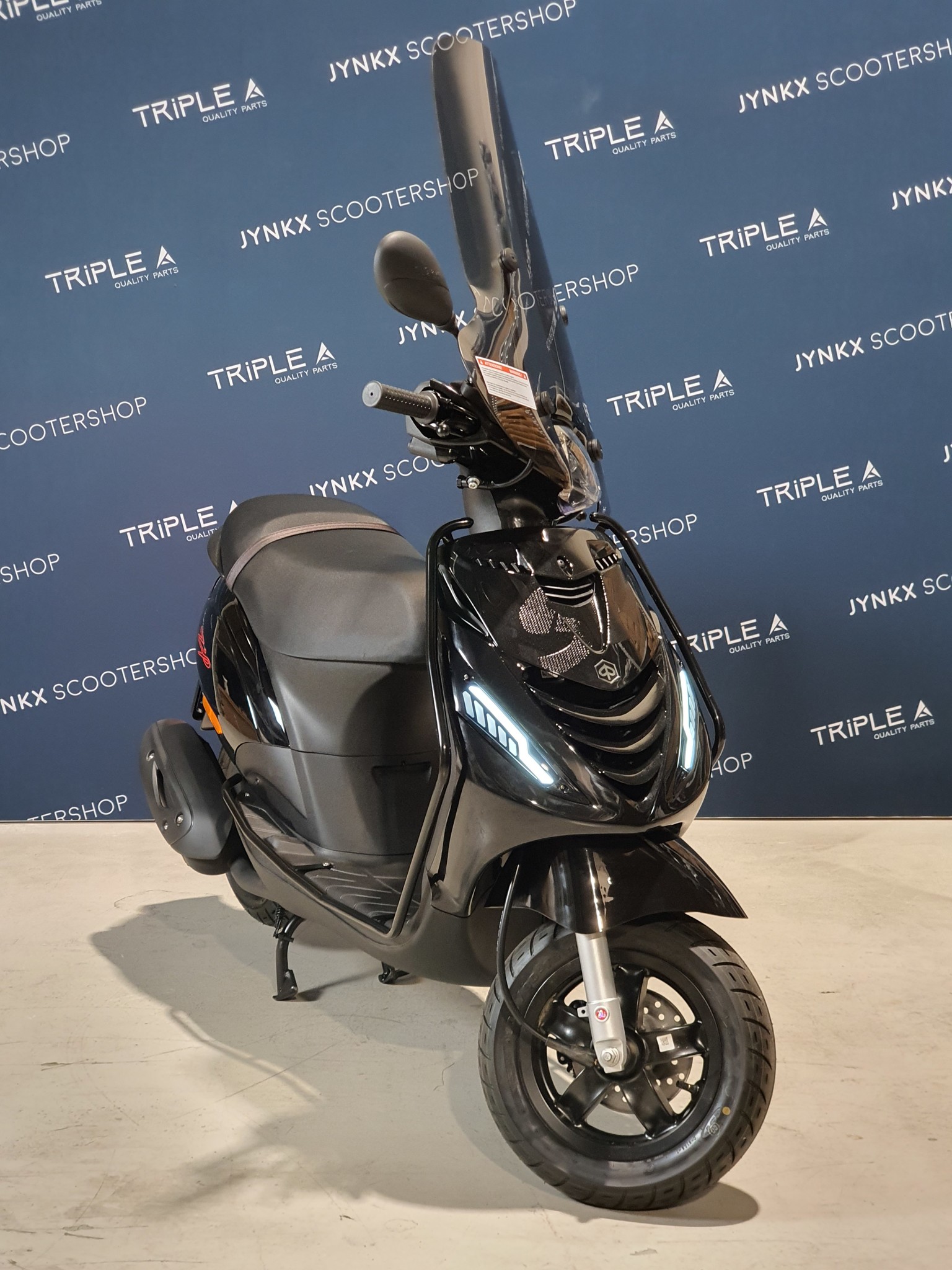 Piaggio Zip 2022 E5 glans zwart custom NIEUW 0km
