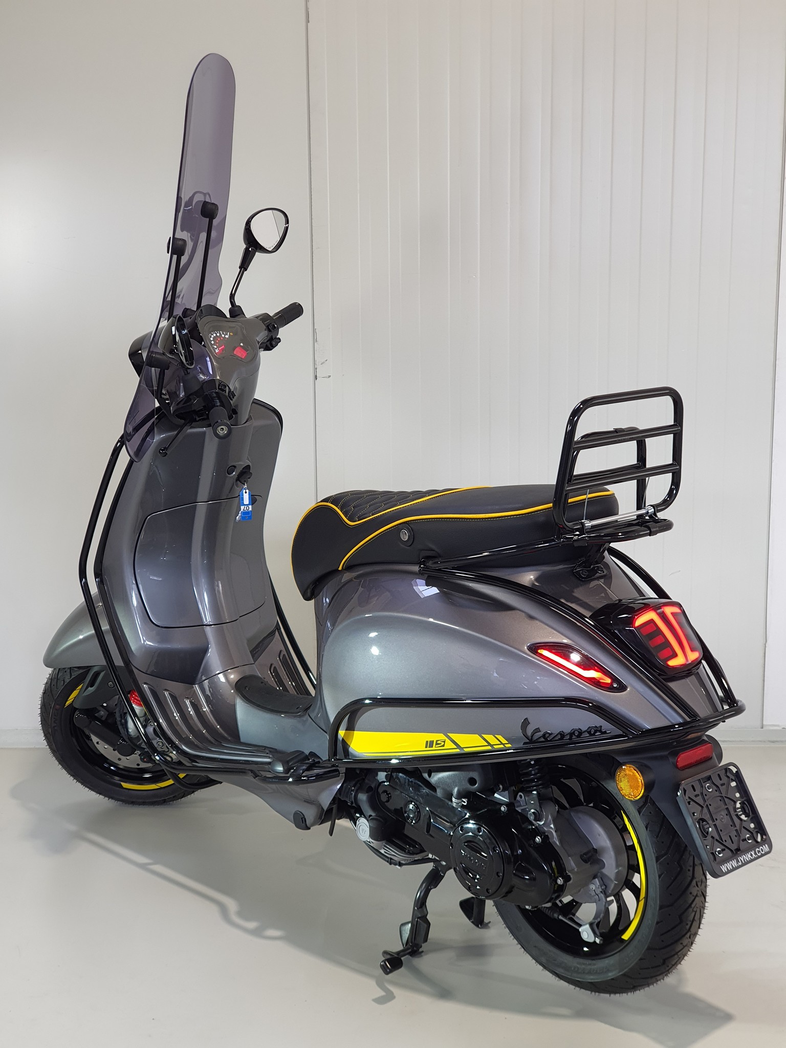 Vespa Sprint Mercedes AMG grijs EURO5 Nieuw 0km - Jynkx