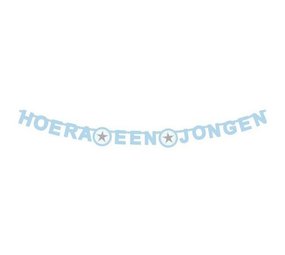 Buchstabengirlande Hurra, ein Junge mit einem Stern