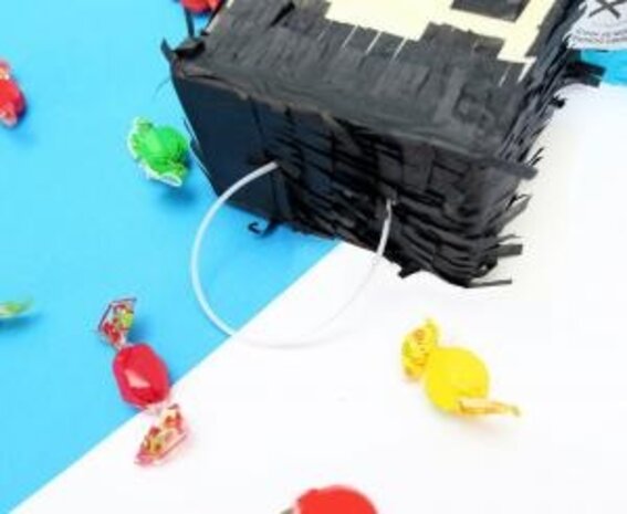 Godan Mr. Pixel Pinata 40x7.5x28cm | per stuk Godan Mr. Pixel Pinata 40x7.5x28cm | per stuk