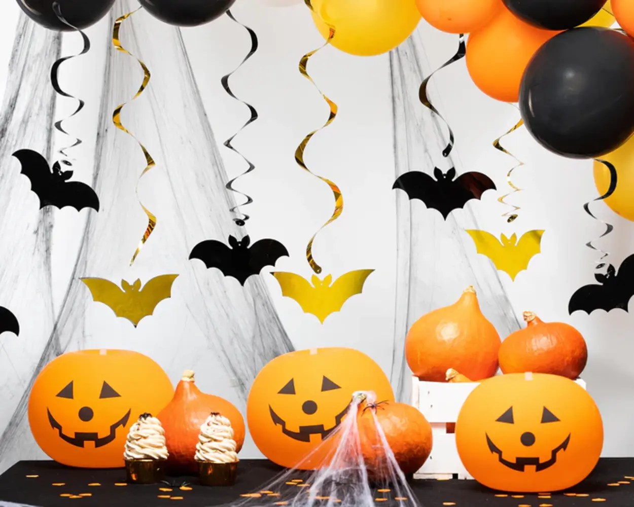 PartyPal Black and Gold Swirl Bats | 6 pieces