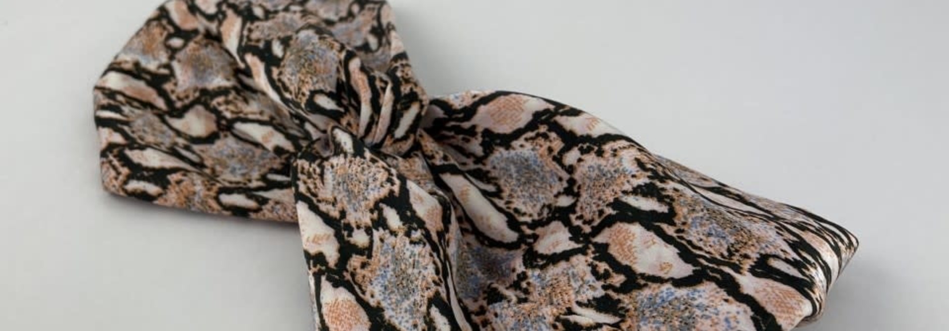 Morley satin hairband Sneak Coral