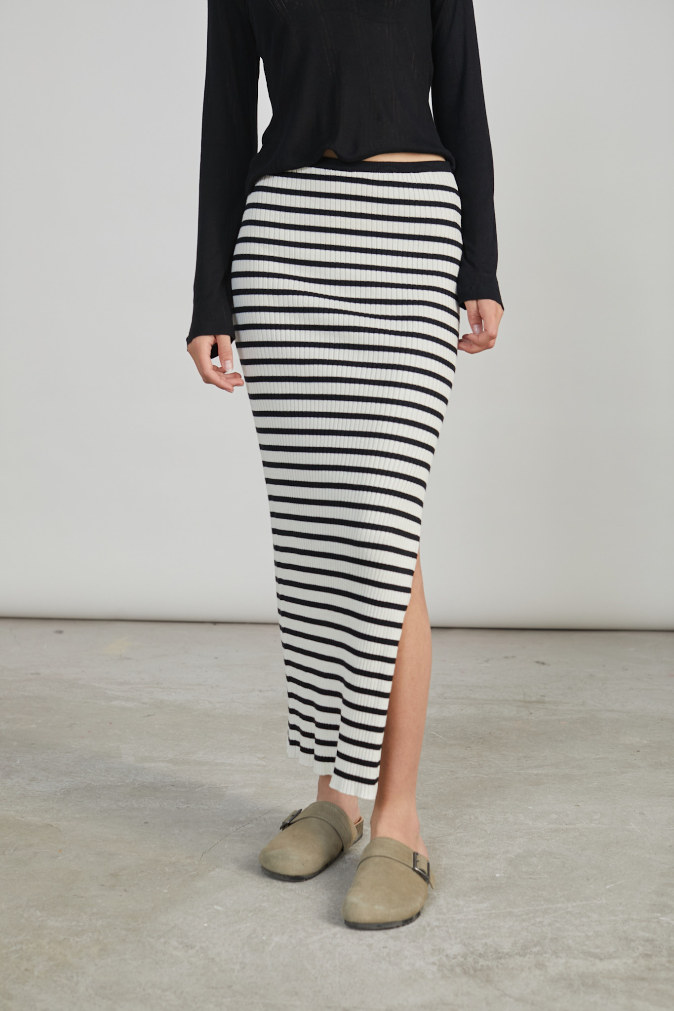 Leixa long rib knitted skirt stripped Black-1